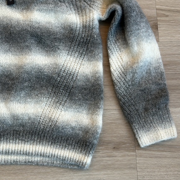 Club Monaco V-Neck Sweater women’s size small - Picture 4 of 6